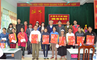 Đại diện Quỹ Thiện Tâm - Tập đoàn Vingroup, lãnh đạo Hội CTĐ tỉnh trao quà Tết cho các hộ gia đình nghèo 3 xã Kim Bôi, Kim Tiến, Kim Truy huyện Kim Bôi.